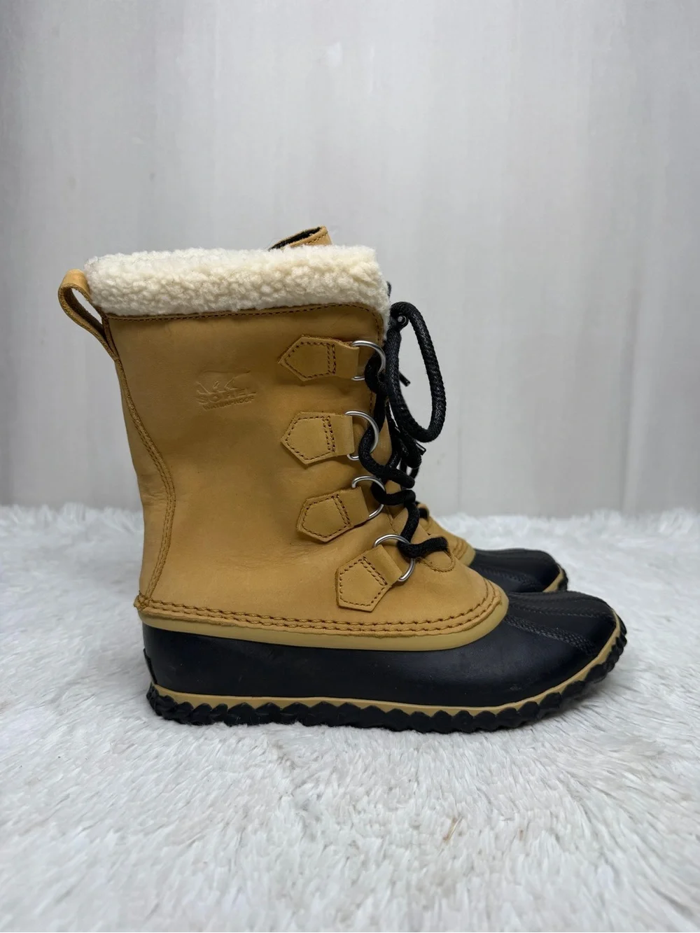SOREL / Caribou Slim tan black lace up sherpa lined winter boots